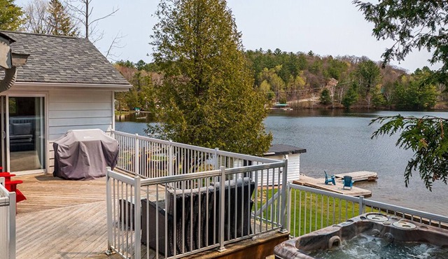 Family friendly cottage right on Lake of Bays! Pet-friendly with a hot tub