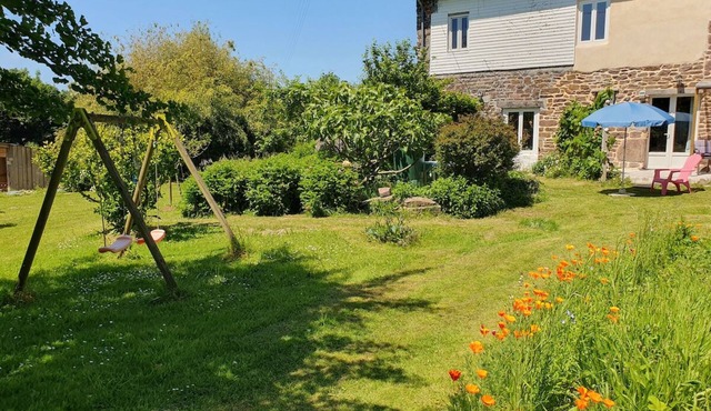 Family-friendly cottage Raisin with large garden and animals