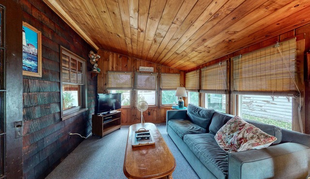 Family-friendly cottages w/gas grill, deck, lawn, great location near the ocean