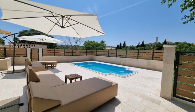 Family-friendly country house Marie with heated pool, barbecue area, 5 persons