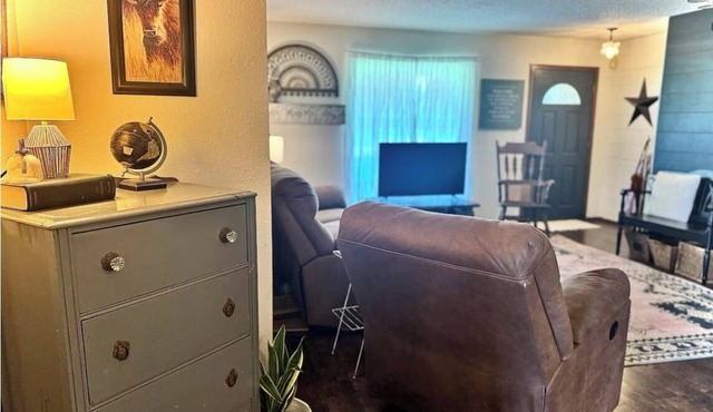 Family friendly Countryside stay! Easy access to Route 66 and I-40