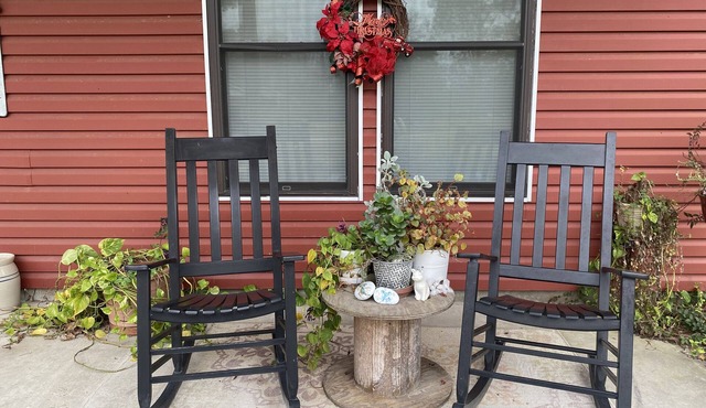 Family friendly country cottage 3 min to I75 -3 bedroom 1 bath central ac & heat