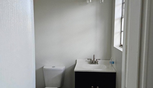 Family-Friendly cozy 3BR Lakefront Home with Private Shoreline