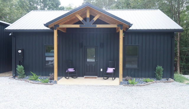 Family-Friendly Cozy Campfire Cabin: Firepit, Full Kitchen & Big Outdoor Space