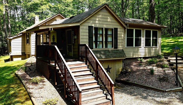 Family friendly, cozy cottage with hot tub in Ohiopyle!