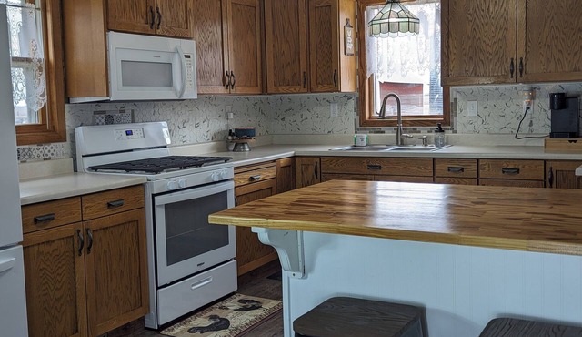 Family Friendly Cozy Farmhouse close to public hunting lands