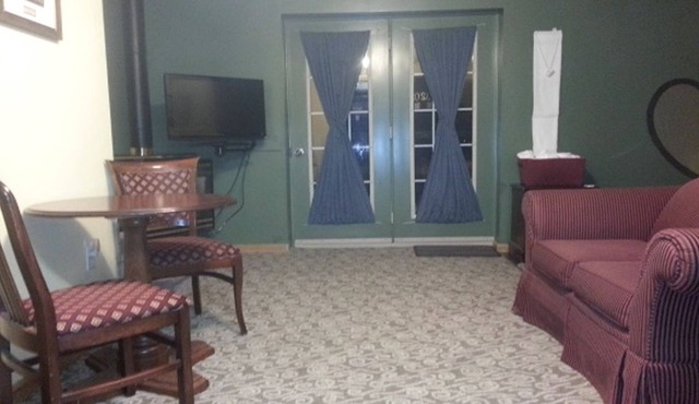 Family-Friendly Deluxe Suite Rental in Lodge in Cochrane, Ontario