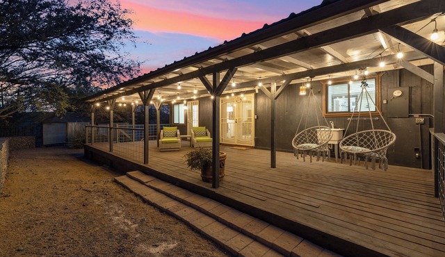 Family Friendly Desert Escape – 3BR with Games, Hot Tub & Outdoor Dining