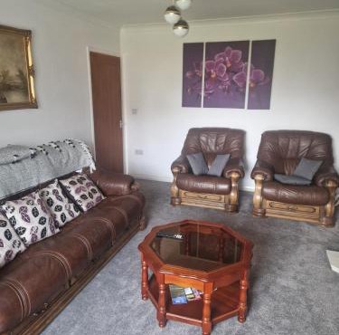 Family-Friendly Detached House Near Leeds and Bradford with Garden