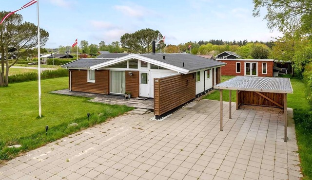 Family-friendly activity house by the sea