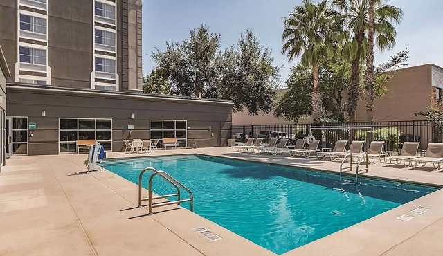 Family Friendly Double Bed Studio, La Quinta Inn, Steps from Milam Square