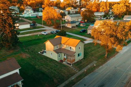 Family Friendly Downtown Apple Creek by Antiques