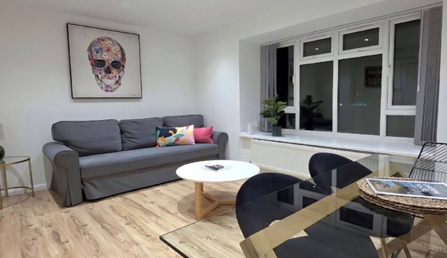 Family-friendly Ealing stay: parking, 280 Mbps WiFi, pets welcome