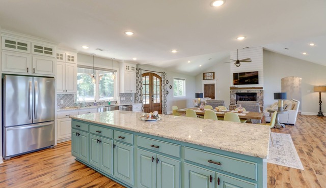 Family-Friendly Edgemont Home w/ Deck & Lake Views