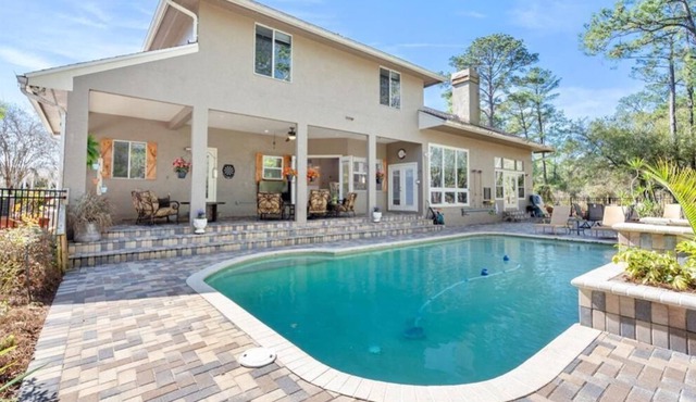 Family-friendly estate in quiet Orlando neighborhood - pool, patio, space!