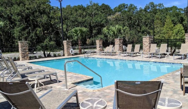 Family-friendly! Free Breakfast and Parking, Outdoor Swimming Pool!