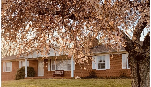 Family friendly Farm, Mnt sunsets, private, central to BR Parkway & much more!