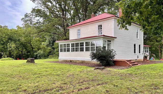 Family friendly farmhouse w/ample parking for boats/trailers - 6 miles