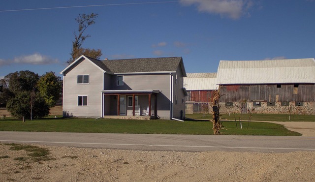 Family friendly farmhouse near Cascade with AC- Enjoy a peaceful retreat!