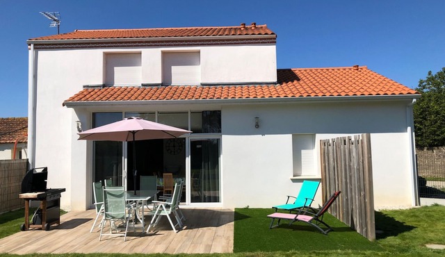 Family-Friendly Farmhouse: 4 km to Beach, 2 km to Shops, Garden, WiFi, Baby Gear