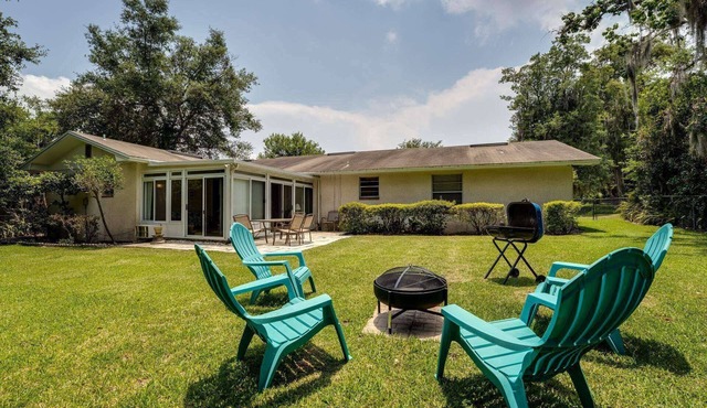 Family Friendly, Fenced Yard, Dogs Ok, Fire Pit, EV Charger, Garage