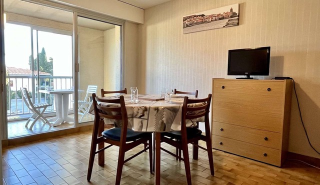 Family-Friendly 1BR Apartment, Near Beach & Shops, with Private Parking and Sunroom