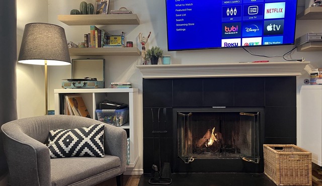 Family Friendly, Gated Yard for Pets, Outdoor Firepit!