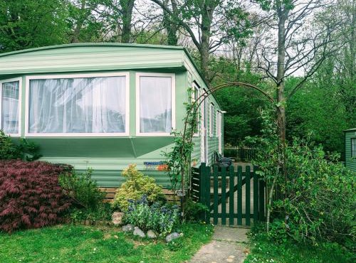 Family-Friendly Woodland Caravan Pool & Bar