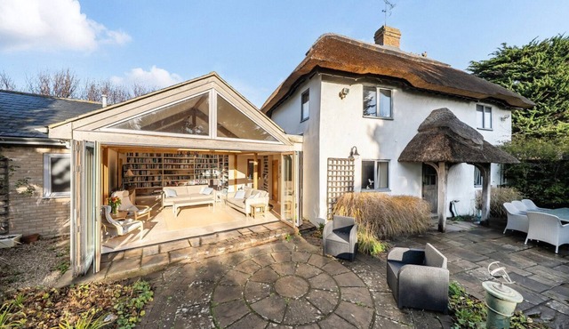 Family friendly - moments walk to West Wittering beach - sleeps 8 - beautiful garden