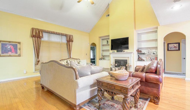 Family-Friendly Gem with Home Office in Memphis