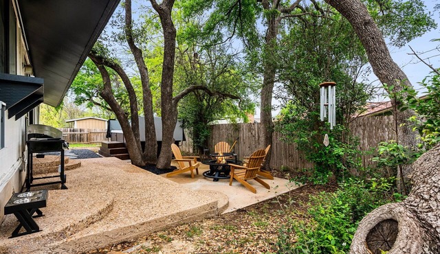 Family Friendly: Giant Hot Tub! Game Room! King Bed, Austin Close