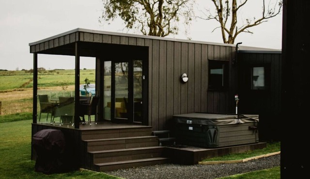 Family Friendly Glamping Cabin 2 bedroom & Hot Tub