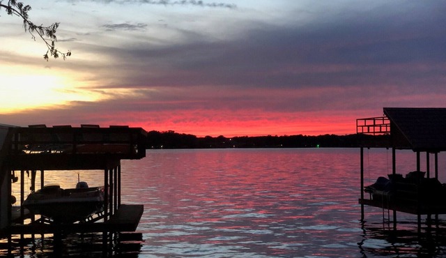 Family Friendly Gorgeous 5 Bdrm, Open Water, New Boathouse, Firepit, & Fenced