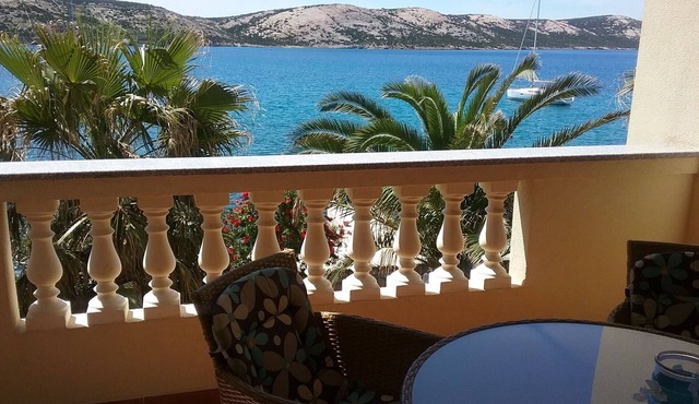 Family-friendly holiday beach apartment in the first row to the sea
