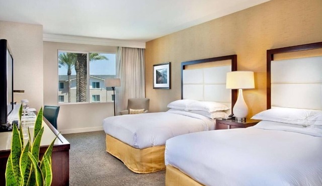 Family-friendly Haven: Swimming Pool, Pets Allowed, Near South State Beach!
