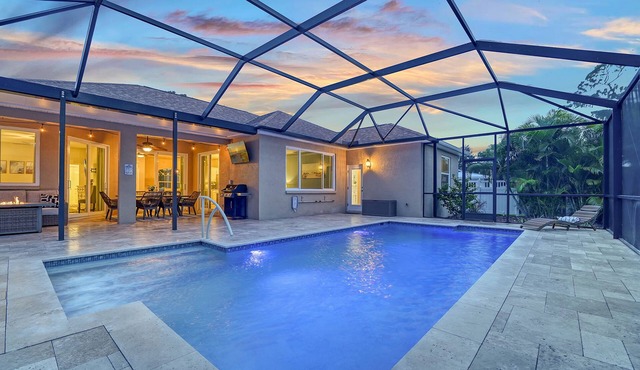 Family-Friendly, Heated Saltwater Pool, Fire Table, 5 miles to Anna Maria Island