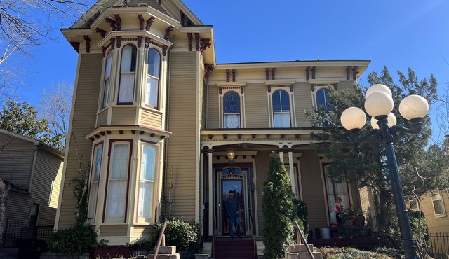 Family Friendly, Historic Mansion Row, *5 min from Louisville!*