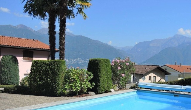 Family-friendly holiday flat with garden seating area, large balcony with lake v