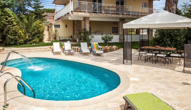 Family friendly holiday home with panoramic sea views, private pool, garden