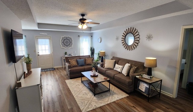 Family Friendly Home~Pets Welcome-Fenced Yard