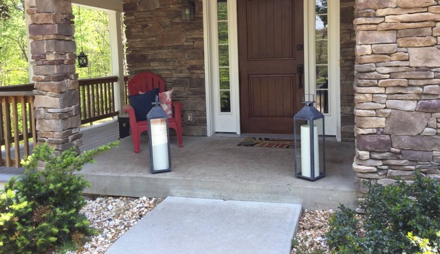 Family friendly home in heart of The New RIver Gorge. Pool. Pool close Oct-May1.