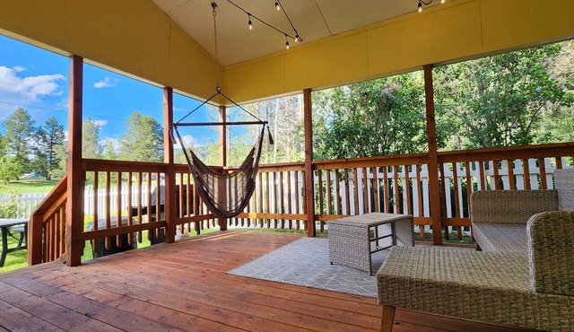 Family friendly home just 9 minutes from Glacier!