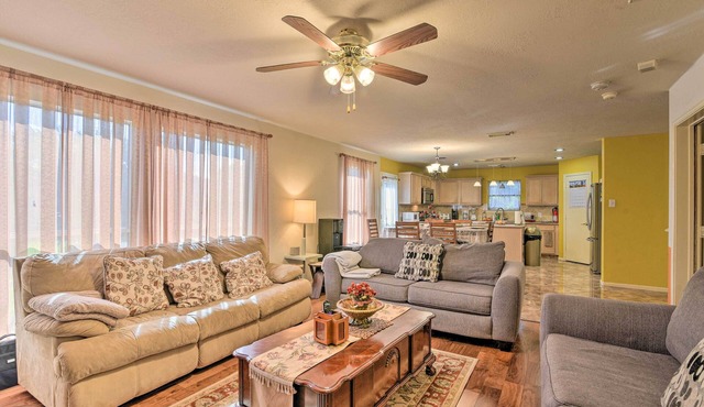 Family-Friendly Home ~ 12 Mi to Space Center!