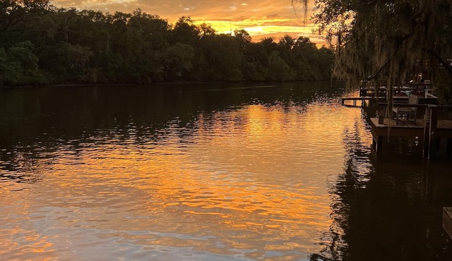 Family friendly home on San Bernard River - GORGEOUS sunsets!