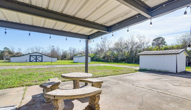 Family-Friendly Home on 2 Acres Near Dtwn Houston