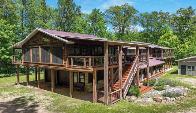 Family friendly home for quiet retreats. 6 bed lodge on quiet lake near trails