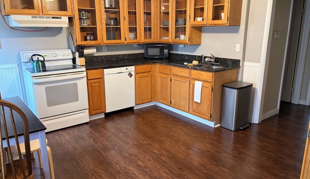 Family-Friendly Home Near SLC Airport - Sleeps 7 - Easy Parking