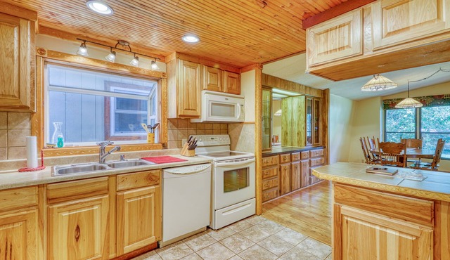 Family-friendly Home with Private Hot Tub, Free WiFi, Firepit, and Creek