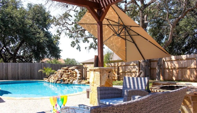 Family Friendly Home near DWTN ATX w Cozy Backyard