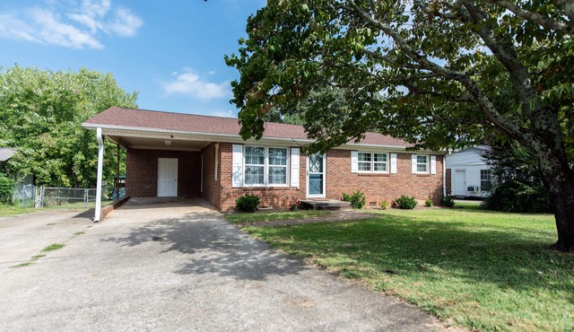 Family friendly home w/fenced in backyard. Pet Friendly